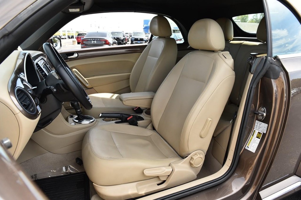 Volkswagen Beetle Convertible Vehicle Full-screen Gallery Image 20