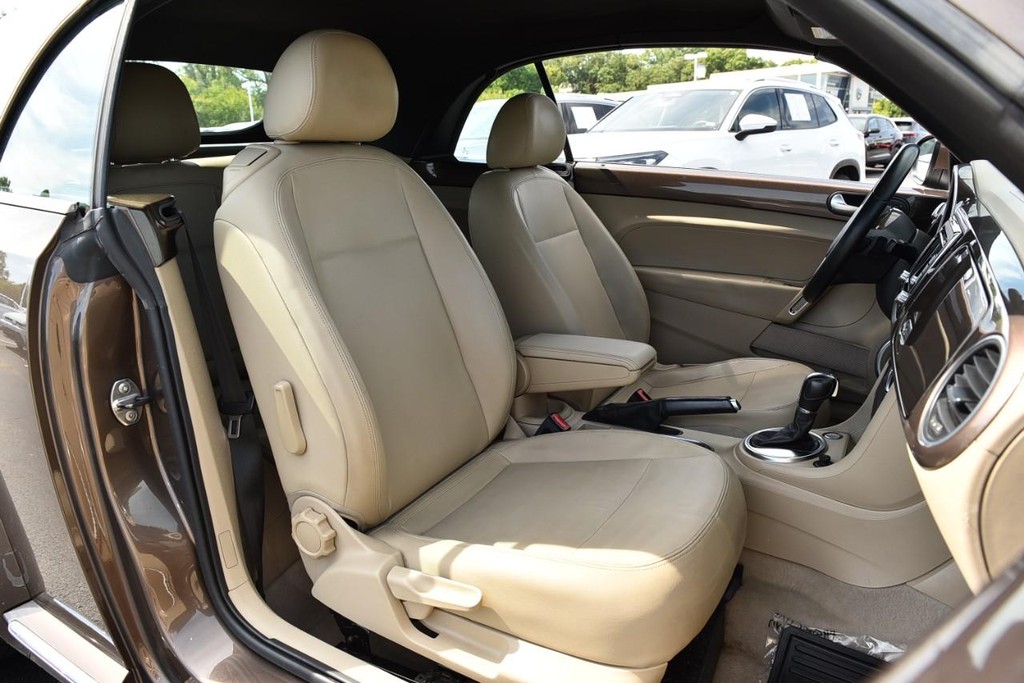 Volkswagen Beetle Convertible Vehicle Full-screen Gallery Image 21