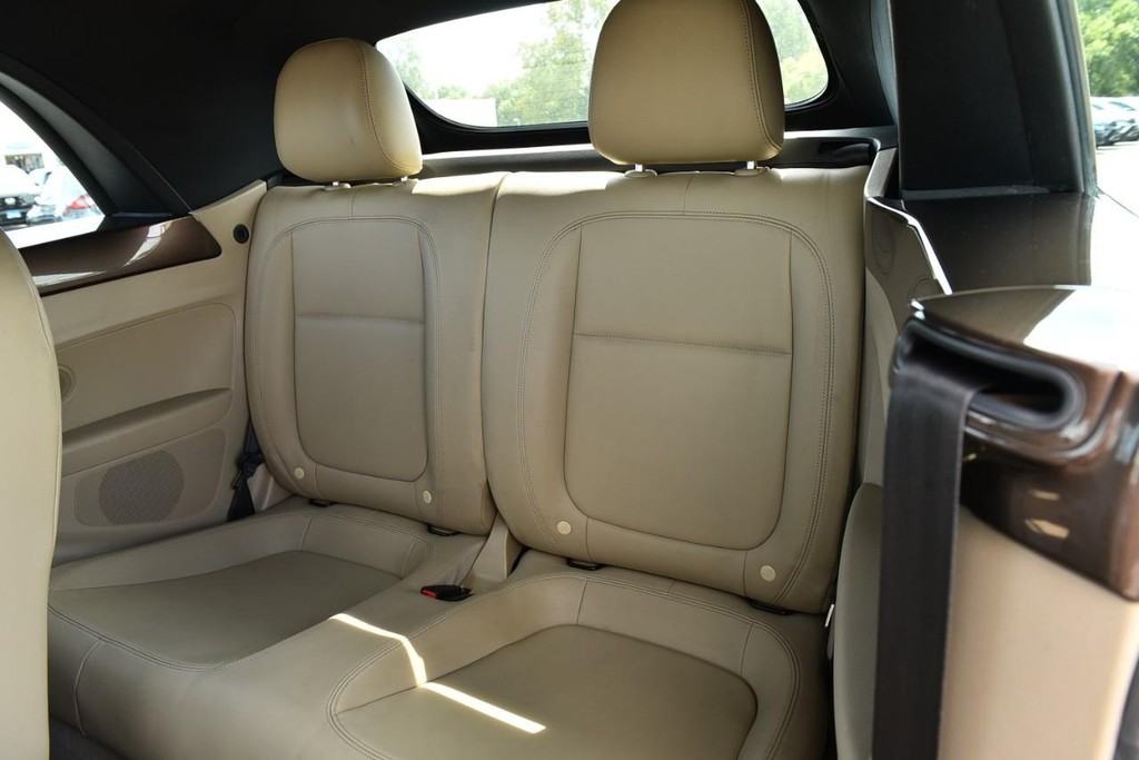 Volkswagen Beetle Convertible Vehicle Full-screen Gallery Image 22