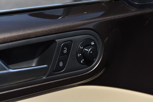 Volkswagen Beetle Convertible Vehicle Image 12