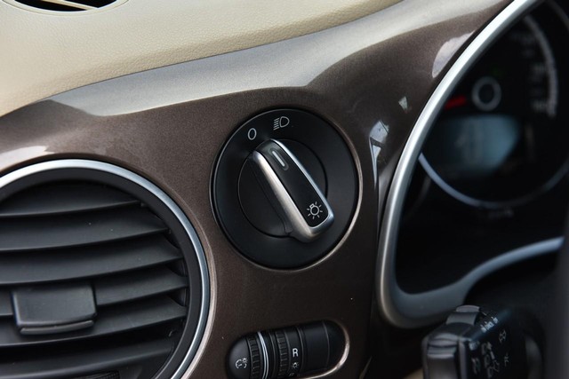 Volkswagen Beetle Convertible Vehicle Image 13
