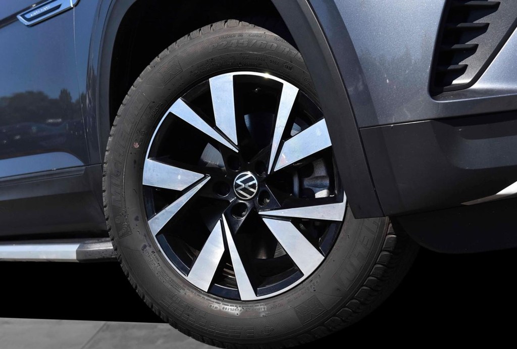 Volkswagen Atlas Cross Sport Vehicle Full-screen Gallery Image 3