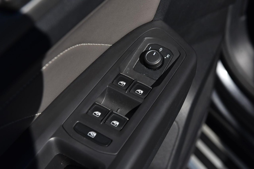 Volkswagen Atlas Cross Sport Vehicle Full-screen Gallery Image 8