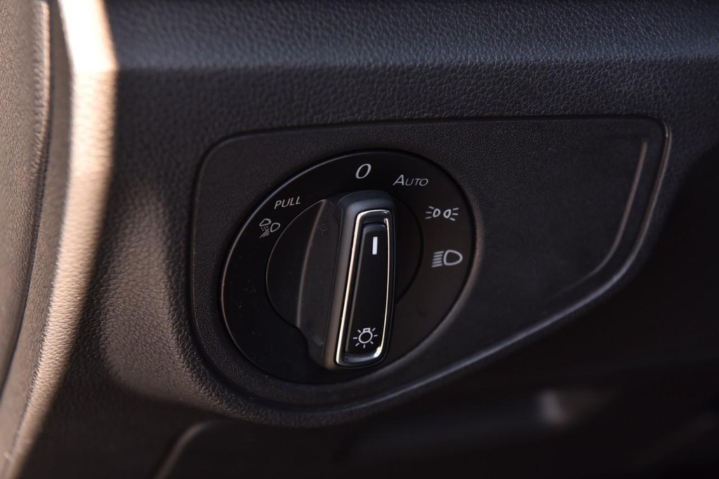 Volkswagen Atlas Cross Sport Vehicle Full-screen Gallery Image 10