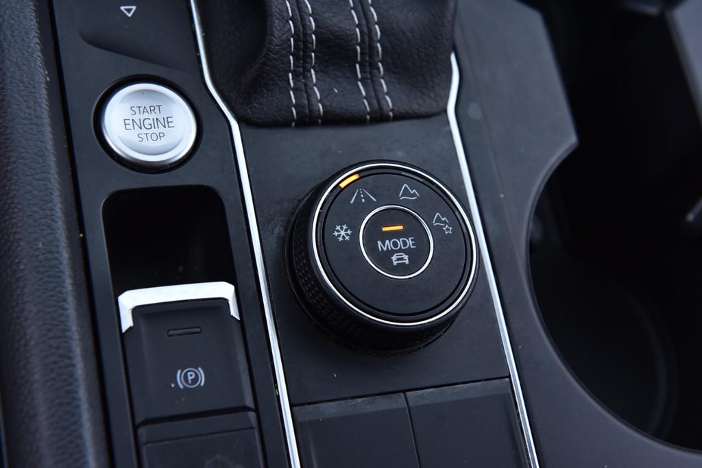 Volkswagen Atlas Cross Sport Vehicle Full-screen Gallery Image 16