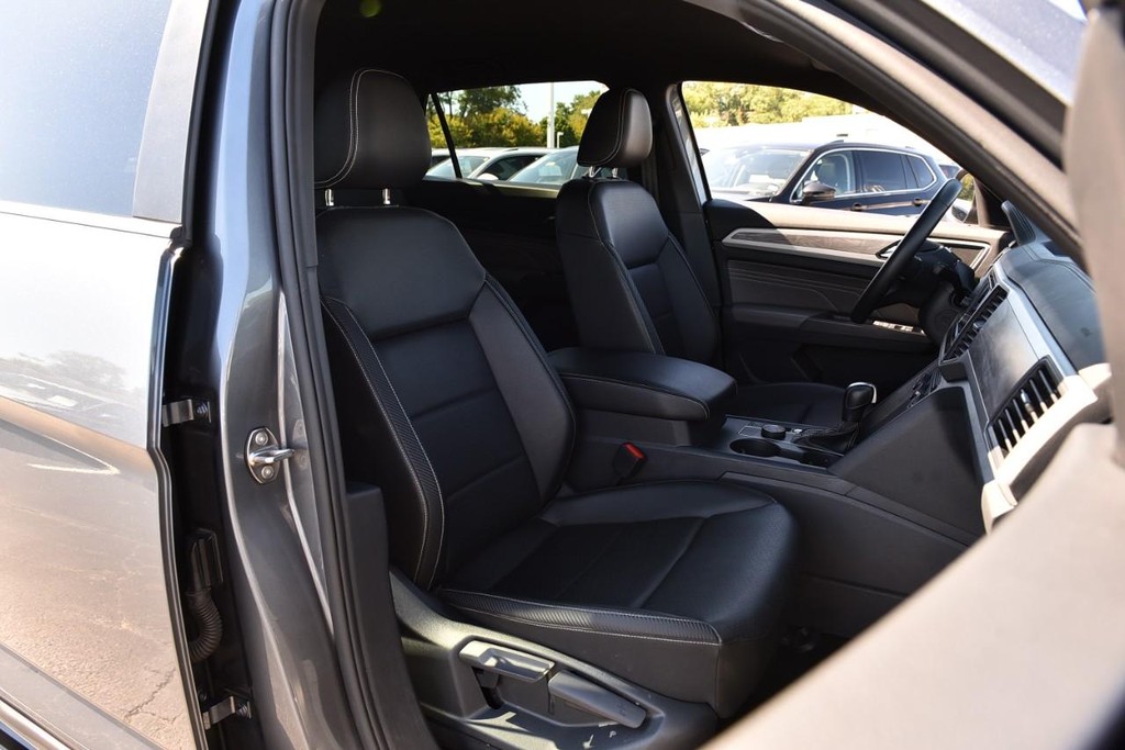 Volkswagen Atlas Cross Sport Vehicle Full-screen Gallery Image 19
