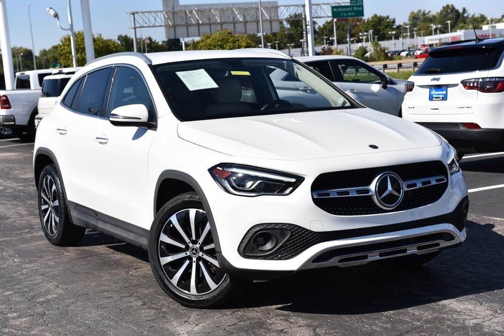 Mercedes-Benz GLA Vehicle Full-screen Gallery Image 02