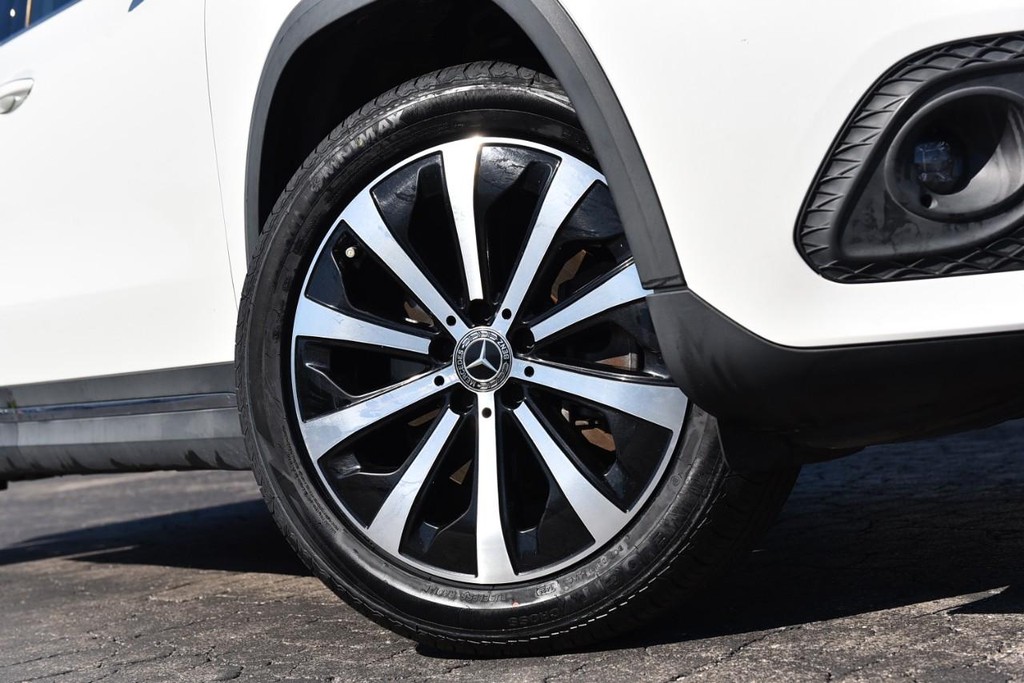 Mercedes-Benz GLA Vehicle Full-screen Gallery Image 03