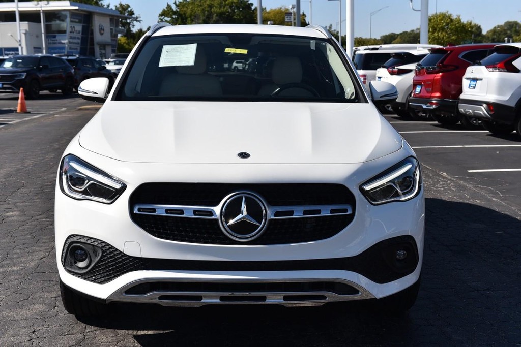 Mercedes-Benz GLA Vehicle Full-screen Gallery Image 04