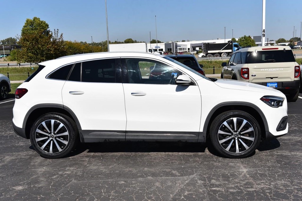 Mercedes-Benz GLA Vehicle Full-screen Gallery Image 05