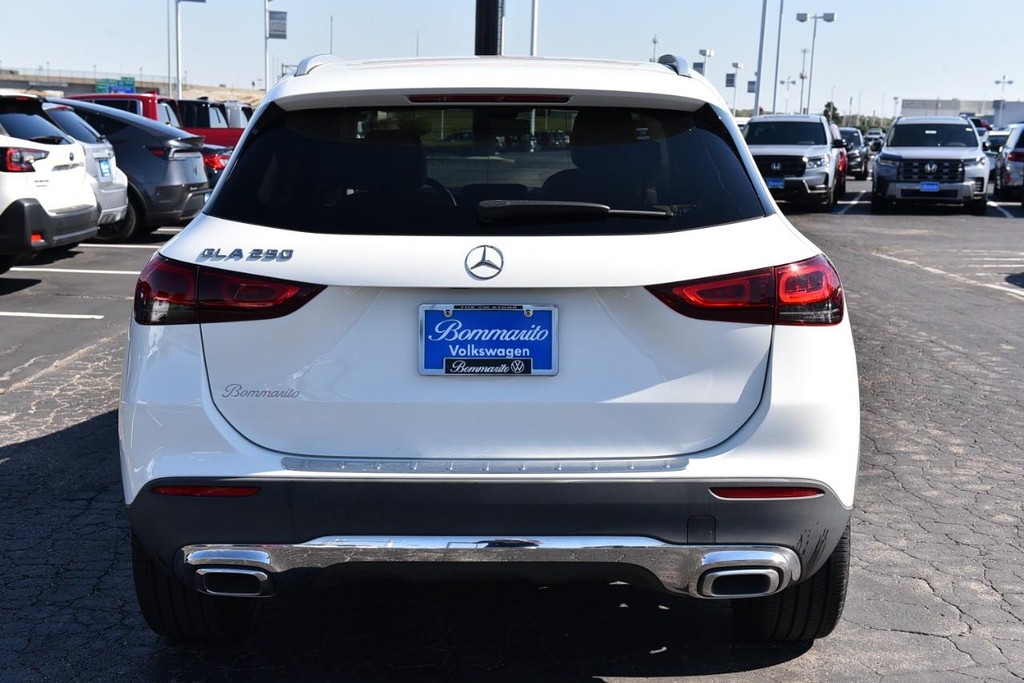 Mercedes-Benz GLA Vehicle Full-screen Gallery Image 06