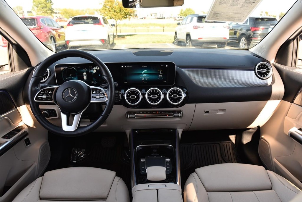 Mercedes-Benz GLA Vehicle Full-screen Gallery Image 07