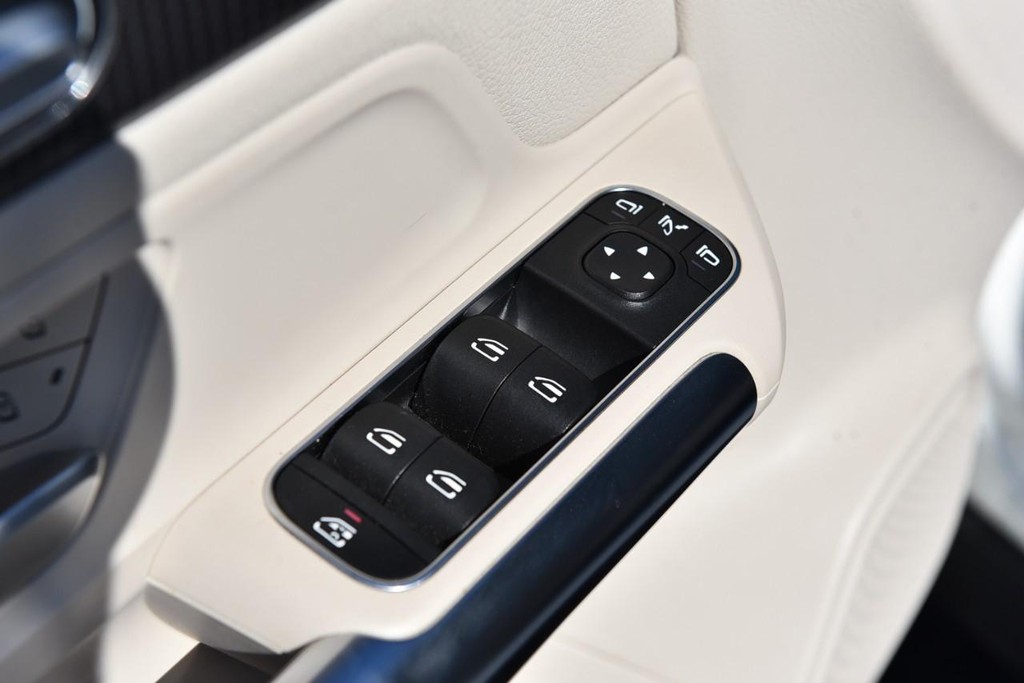 Mercedes-Benz GLA Vehicle Full-screen Gallery Image 08