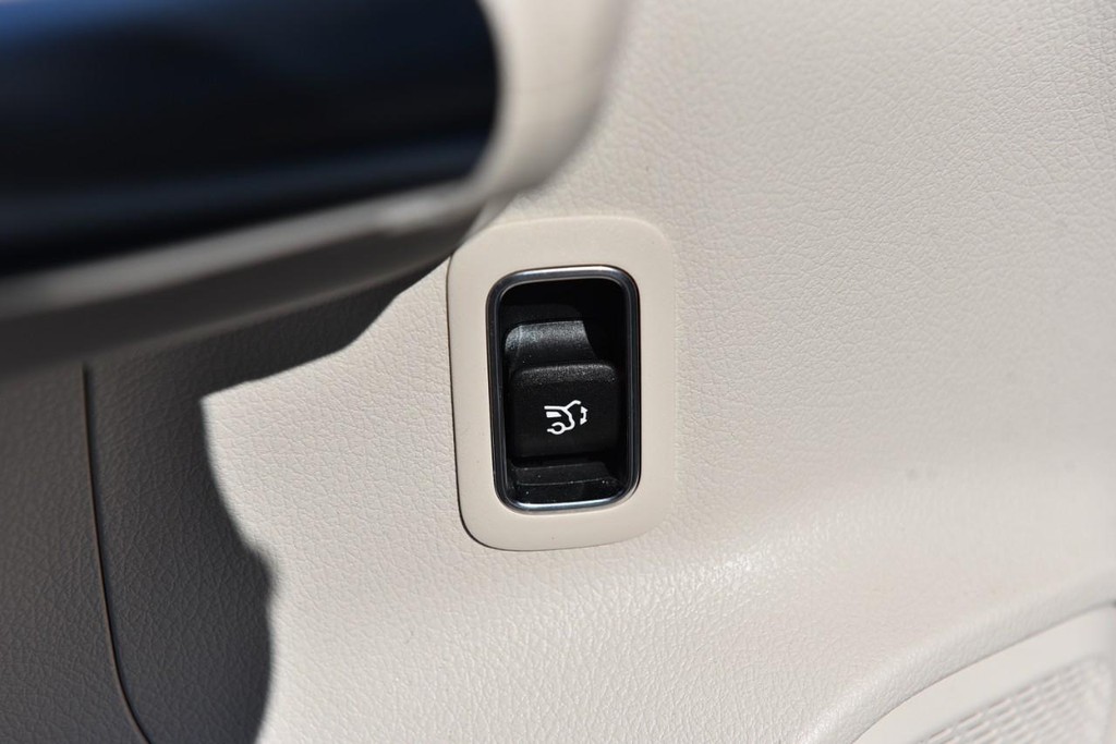 Mercedes-Benz GLA Vehicle Full-screen Gallery Image 09