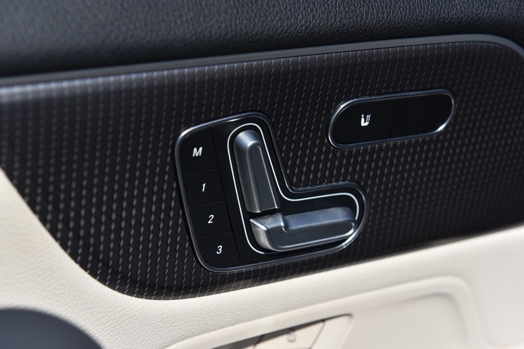 Mercedes-Benz GLA Vehicle Full-screen Gallery Image 10