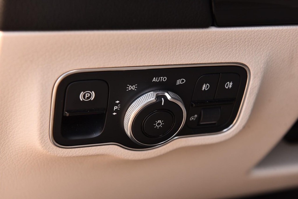 Mercedes-Benz GLA Vehicle Full-screen Gallery Image 12