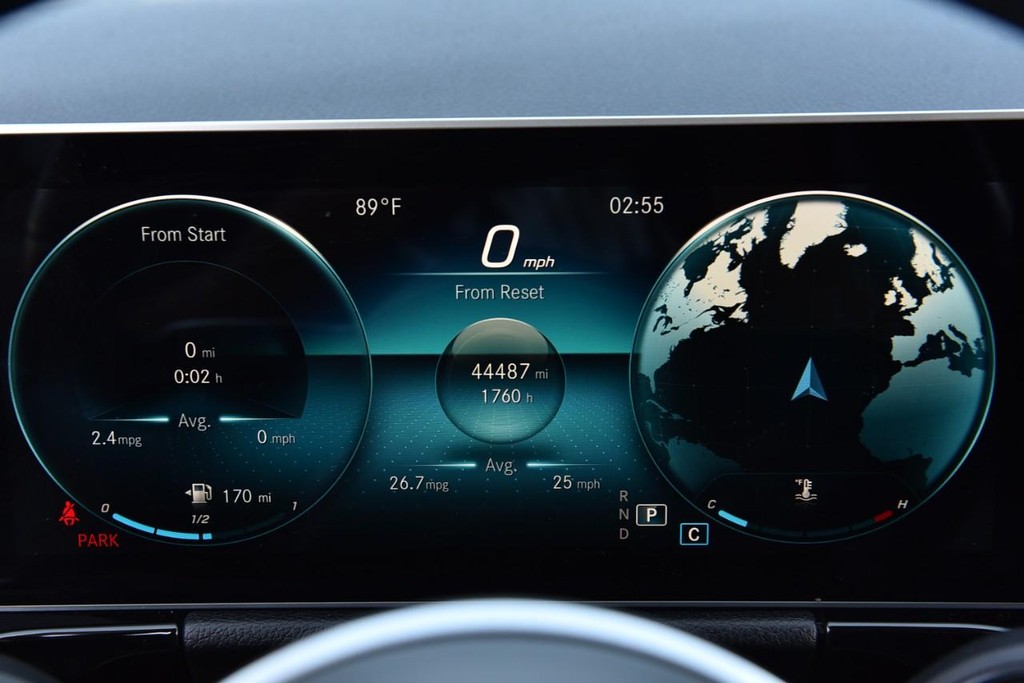 Mercedes-Benz GLA Vehicle Full-screen Gallery Image 13