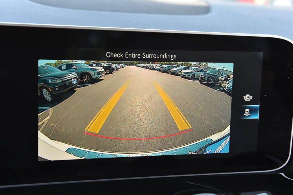 Mercedes-Benz GLA Vehicle Full-screen Gallery Image 14