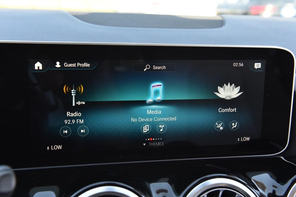 Mercedes-Benz GLA Vehicle Full-screen Gallery Image 15