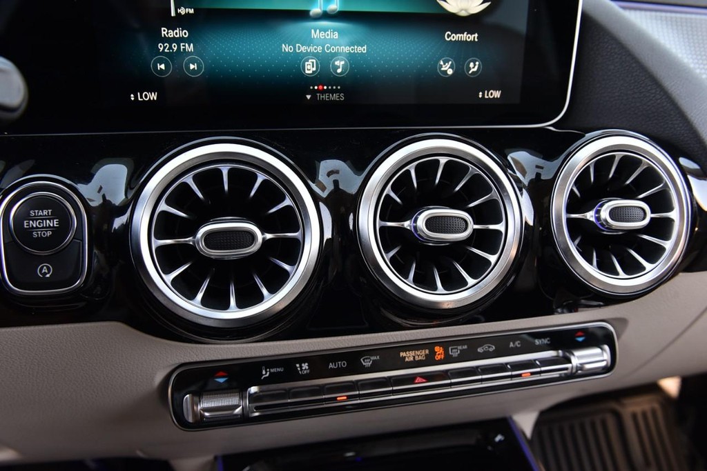 Mercedes-Benz GLA Vehicle Full-screen Gallery Image 16