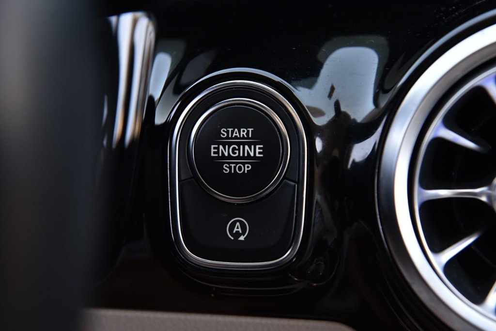 Mercedes-Benz GLA Vehicle Full-screen Gallery Image 17