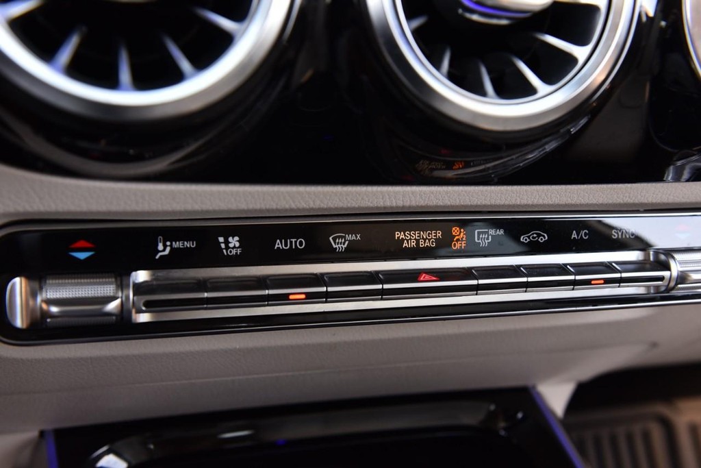 Mercedes-Benz GLA Vehicle Full-screen Gallery Image 18