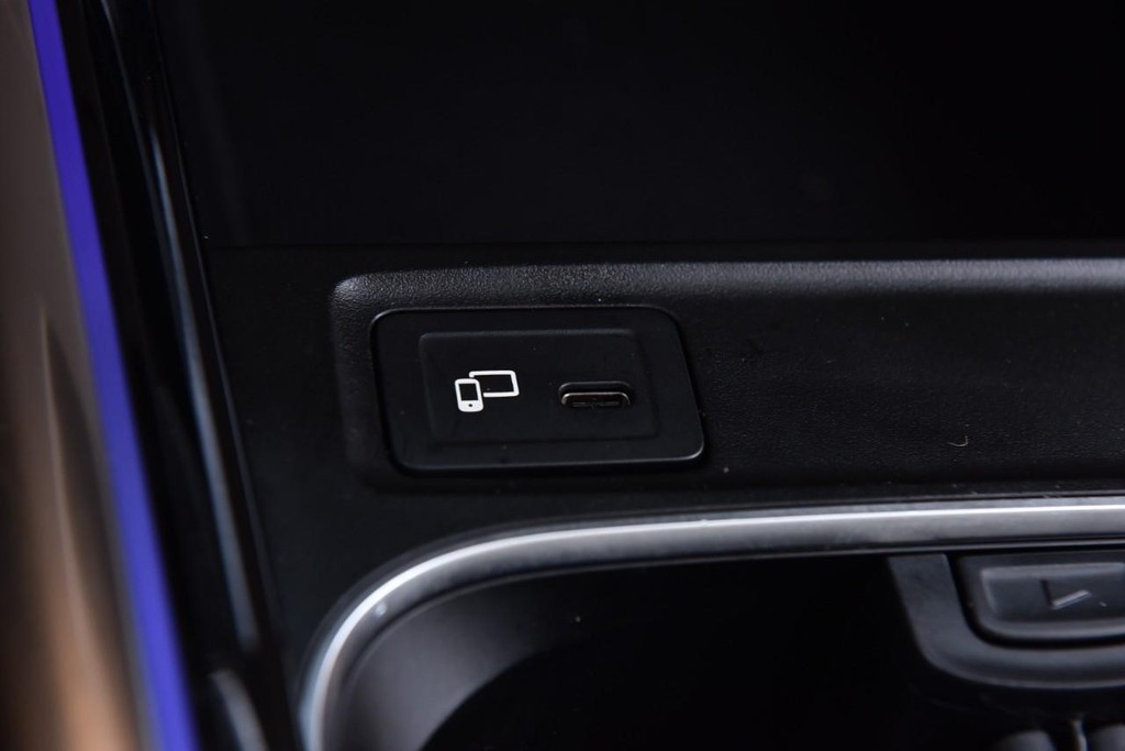 Mercedes-Benz GLA Vehicle Full-screen Gallery Image 19