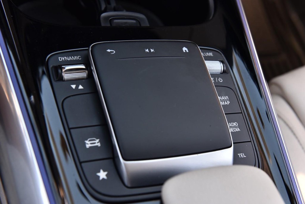 Mercedes-Benz GLA Vehicle Full-screen Gallery Image 20