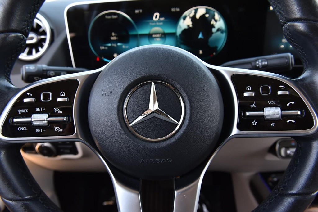 Mercedes-Benz GLA Vehicle Full-screen Gallery Image 21