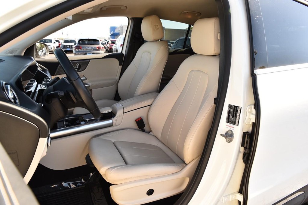 Mercedes-Benz GLA Vehicle Full-screen Gallery Image 22