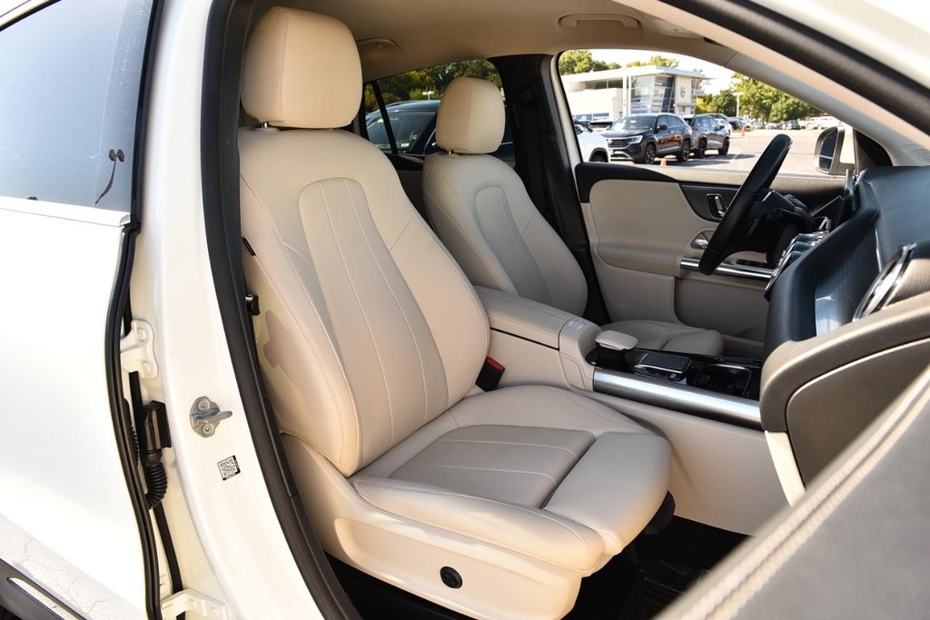 Mercedes-Benz GLA Vehicle Full-screen Gallery Image 23