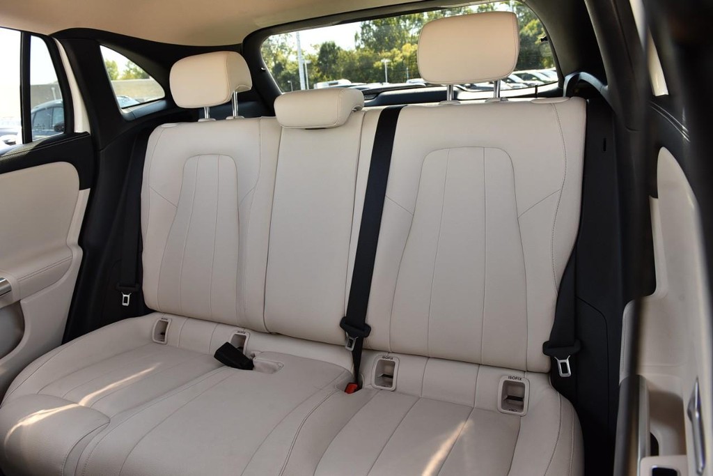 Mercedes-Benz GLA Vehicle Full-screen Gallery Image 24