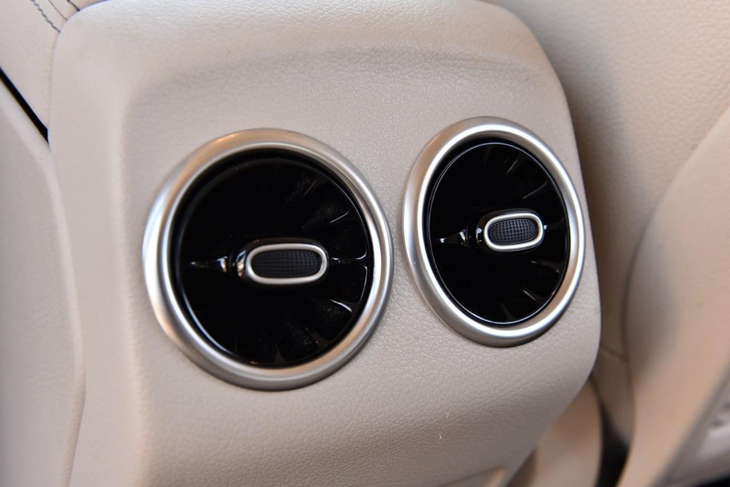 Mercedes-Benz GLA Vehicle Full-screen Gallery Image 25