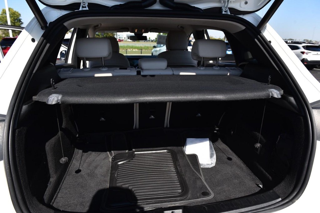 Mercedes-Benz GLA Vehicle Full-screen Gallery Image 26