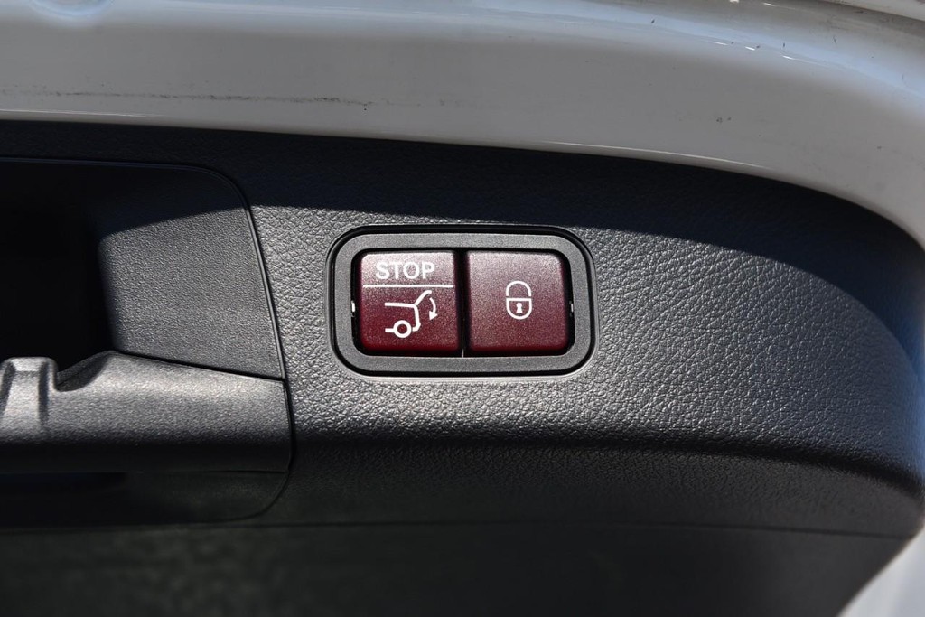 Mercedes-Benz GLA Vehicle Full-screen Gallery Image 27
