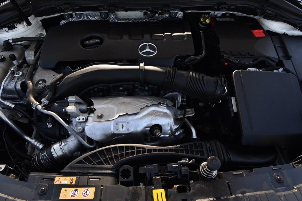 Mercedes-Benz GLA Vehicle Full-screen Gallery Image 28