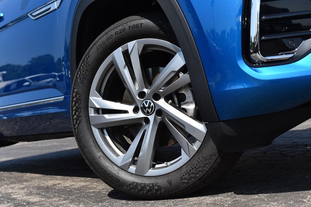 Volkswagen Atlas Cross Sport Vehicle Full-screen Gallery Image 3