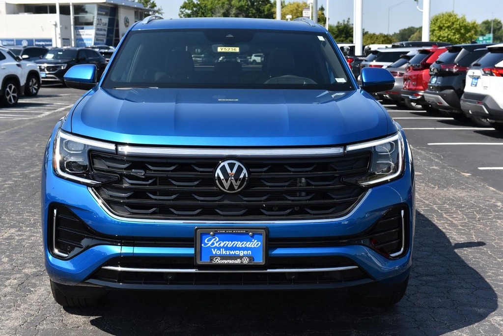 Volkswagen Atlas Cross Sport Vehicle Full-screen Gallery Image 4