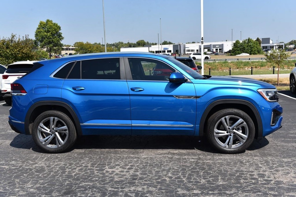 Volkswagen Atlas Cross Sport Vehicle Full-screen Gallery Image 5