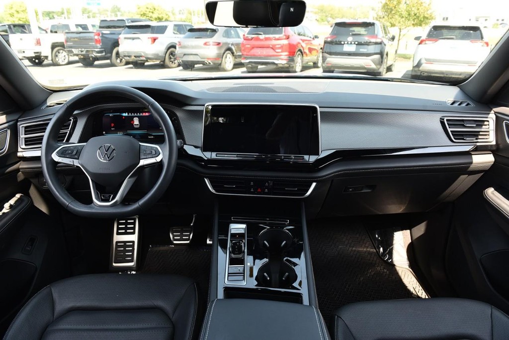 Volkswagen Atlas Cross Sport Vehicle Full-screen Gallery Image 7
