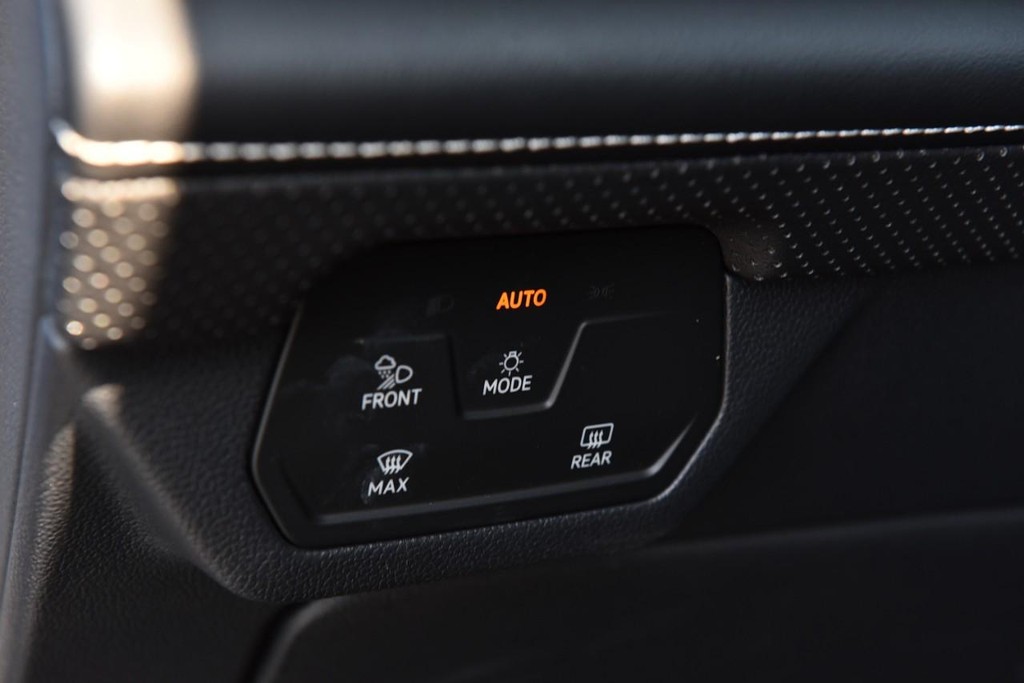 Volkswagen Atlas Cross Sport Vehicle Full-screen Gallery Image 11