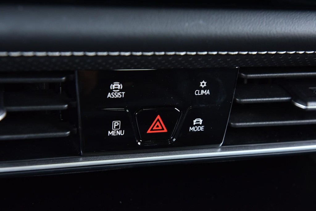 Volkswagen Atlas Cross Sport Vehicle Full-screen Gallery Image 14