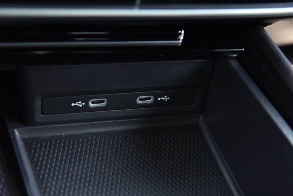 Volkswagen Atlas Cross Sport Vehicle Full-screen Gallery Image 15