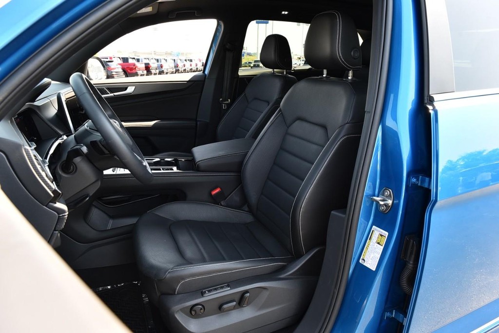 Volkswagen Atlas Cross Sport Vehicle Full-screen Gallery Image 18
