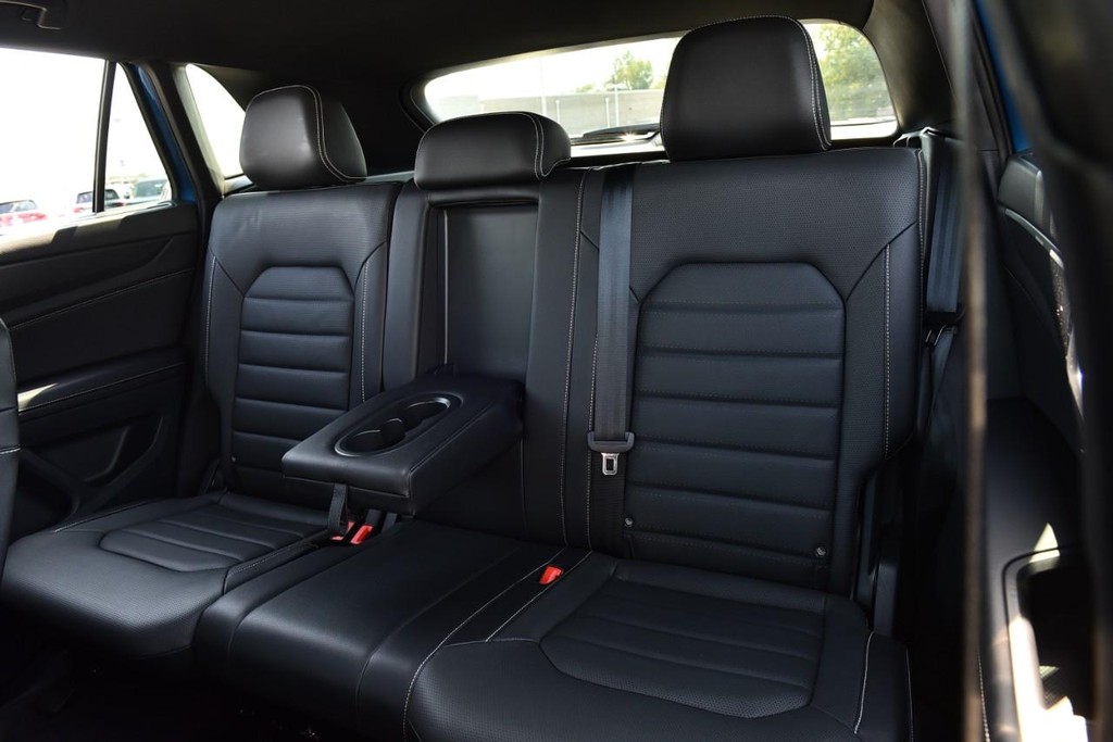 Volkswagen Atlas Cross Sport Vehicle Full-screen Gallery Image 21