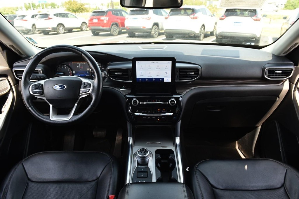 Ford Explorer Vehicle Full-screen Gallery Image 07