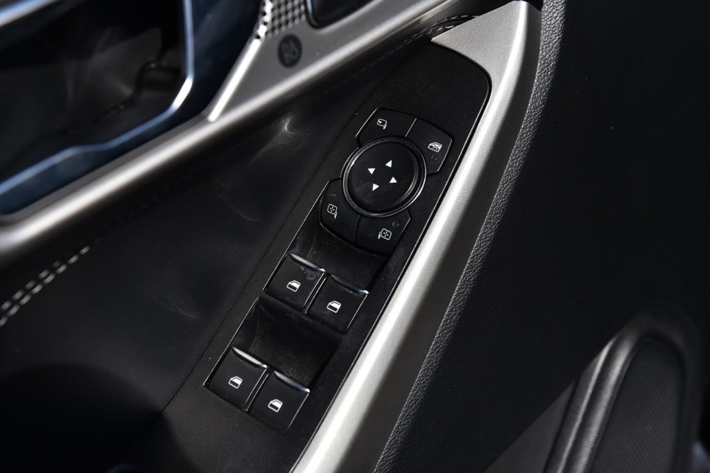Ford Explorer Vehicle Full-screen Gallery Image 08