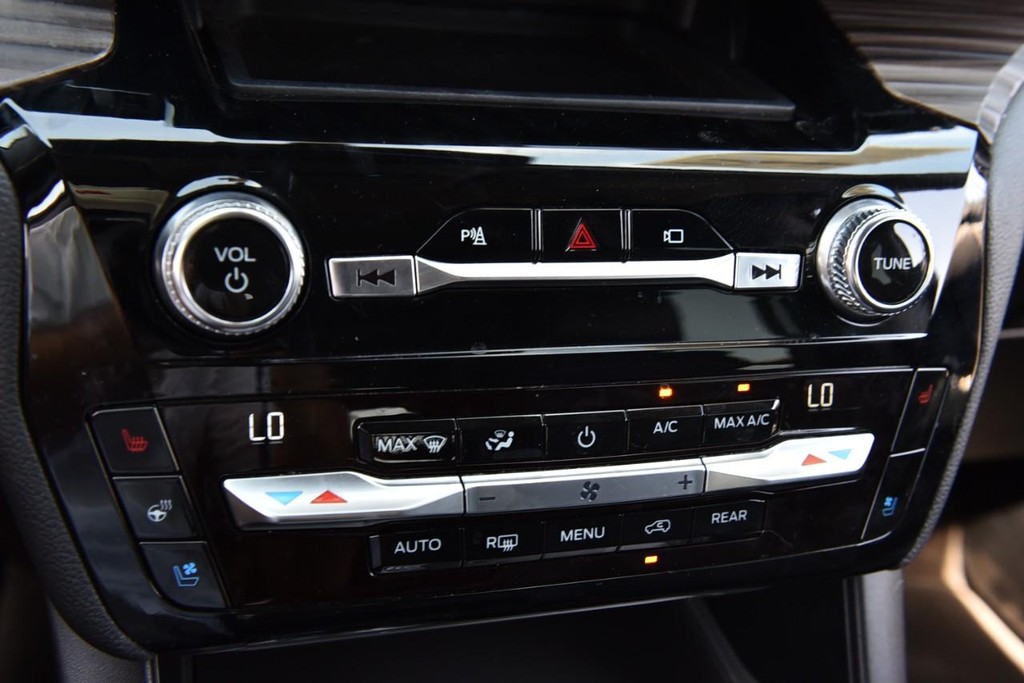 Ford Explorer Vehicle Full-screen Gallery Image 16