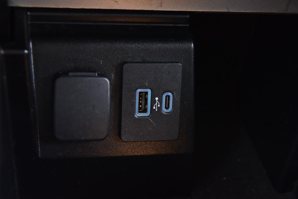 Ford Explorer Vehicle Full-screen Gallery Image 17