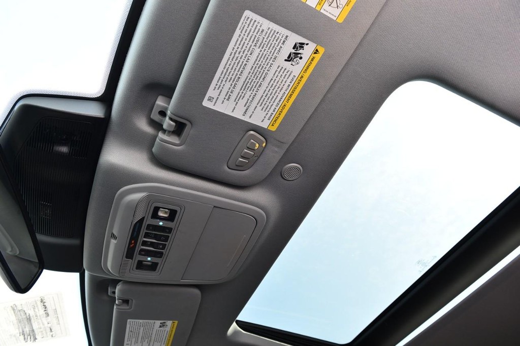 Ford Explorer Vehicle Full-screen Gallery Image 22